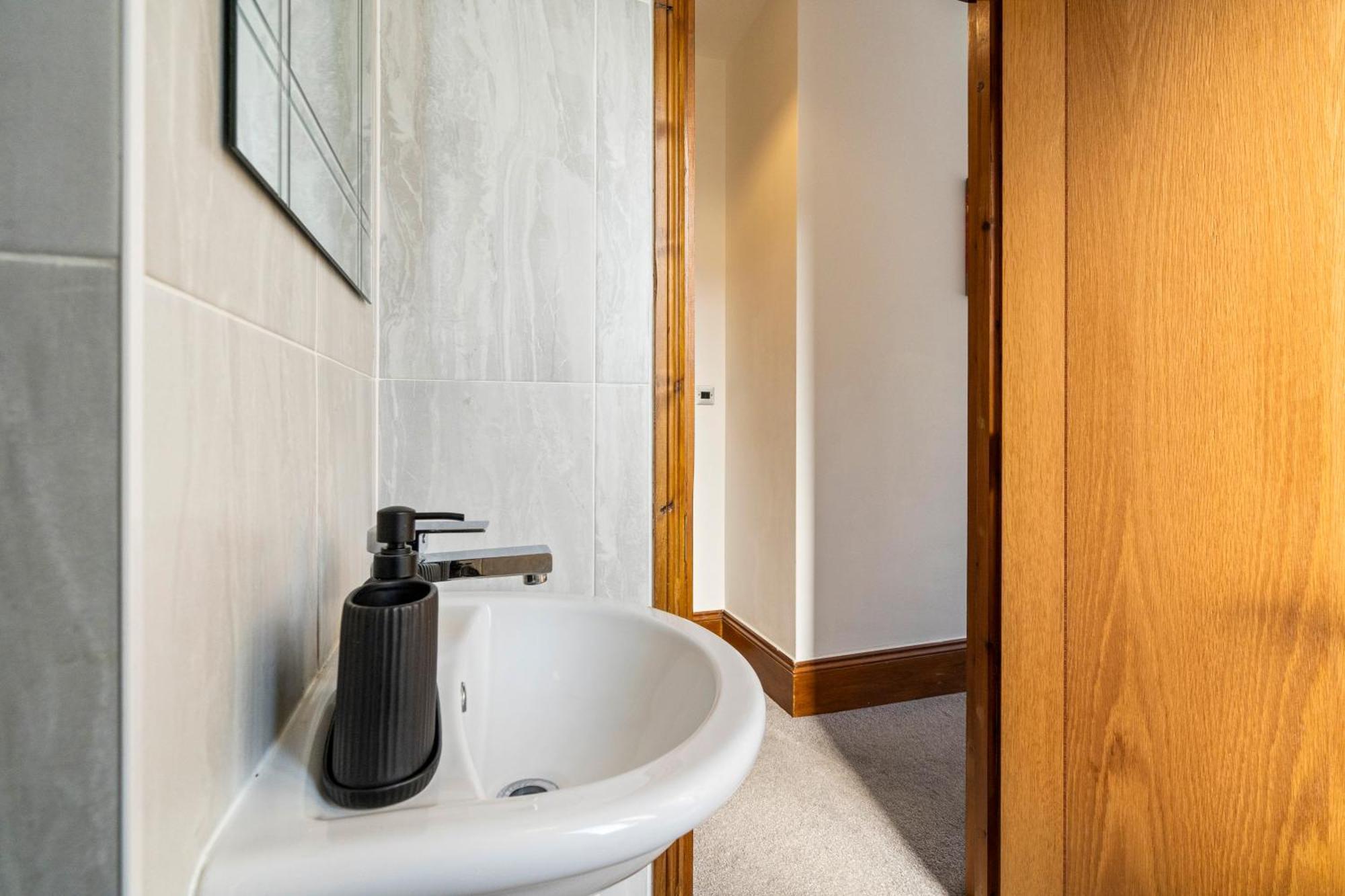 Modern 2 Bedroom Apartment In Mitcham, London Dış mekan fotoğraf