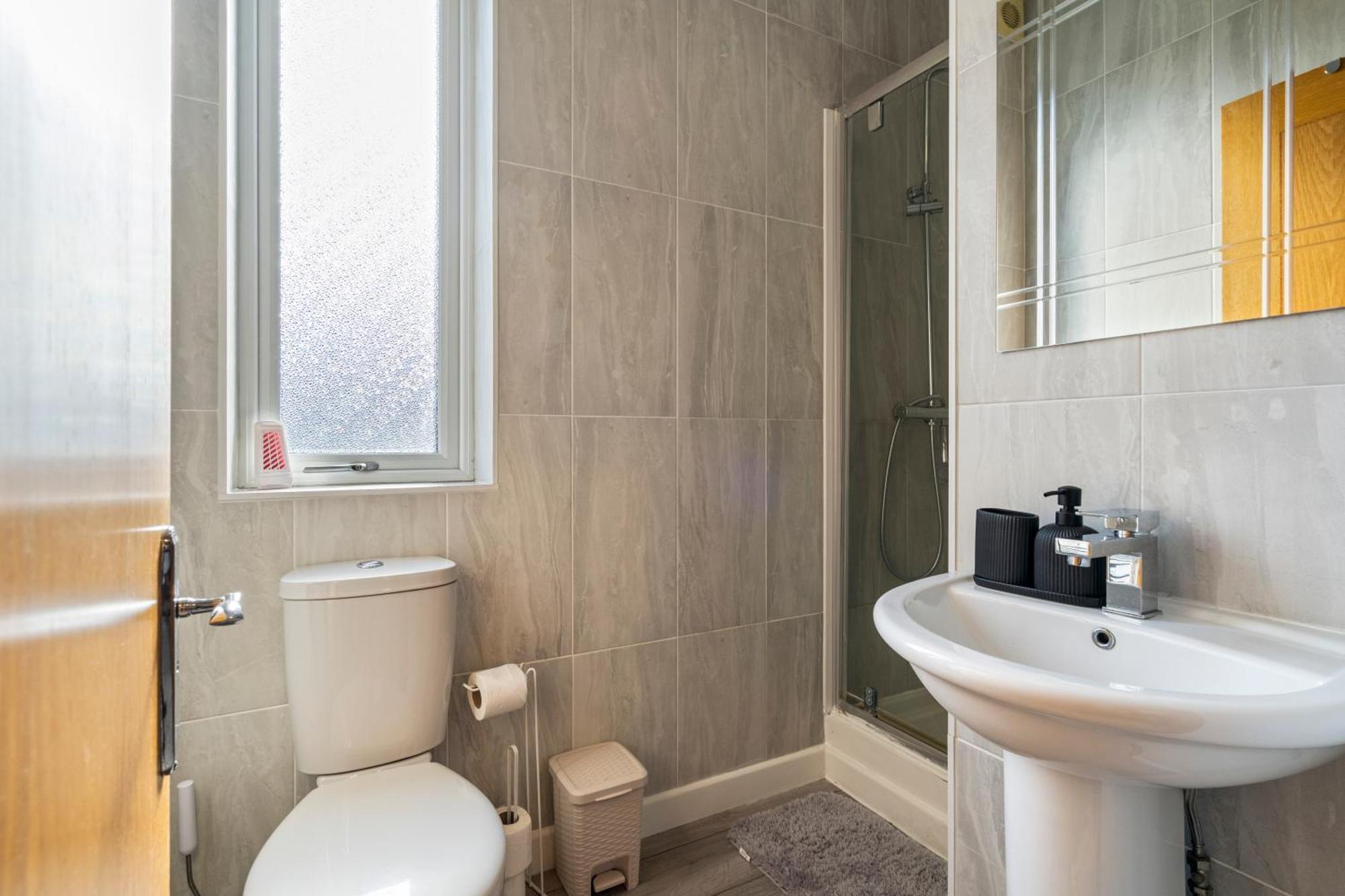 Modern 2 Bedroom Apartment In Mitcham, London Dış mekan fotoğraf